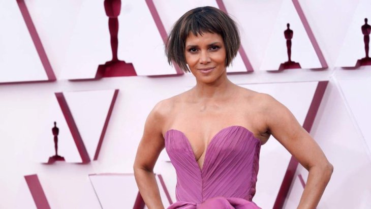 54-летняя Холли Берри открыла миру сочные ягодицы