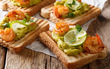 Тосты с авокадо и креветками