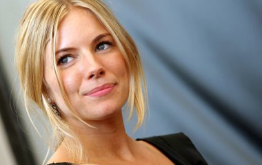 Сиенна Миллер спровоцировала слухи о помолвке