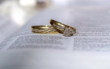 Как правильно носить помолвочное кольцо после свадьбы и сочетать его с обручальным