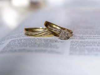 Как правильно носить помолвочное кольцо после свадьбы и сочетать его с обручальным