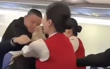 Пасажирка вчепилася зубами в стюардесу після бійки із сусідкою: що сталося