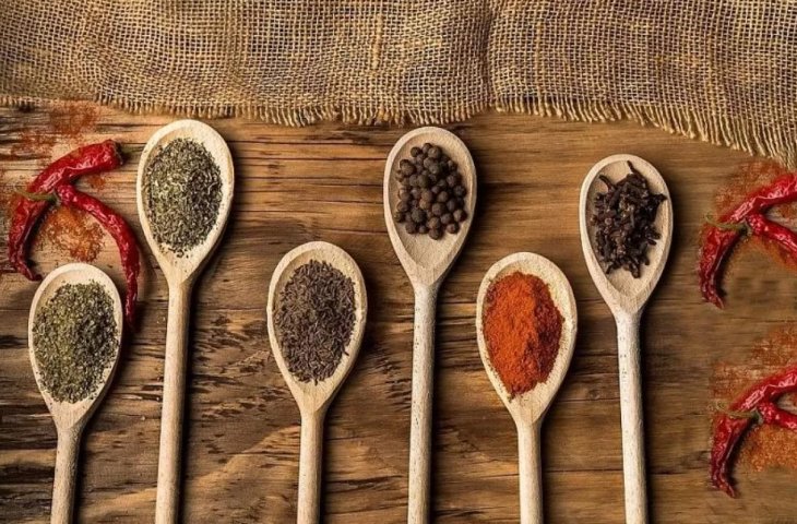 Через які продукти з'являється неприємний запах поту