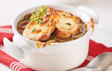 Французский луковый суп на мясном бульоне