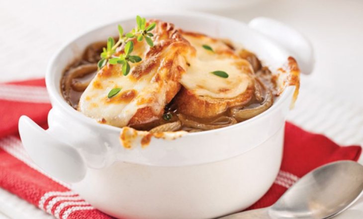 Французский луковый суп на мясном бульоне