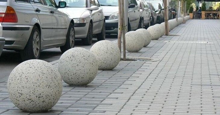 Навіщо на тротуарах встановлюють бетонні кулі: у них є кілька важливих функцій