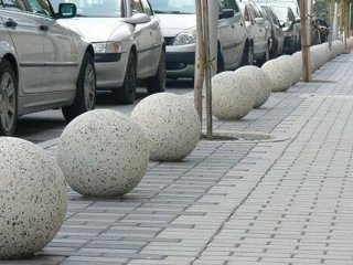Навіщо на тротуарах встановлюють бетонні кулі: у них є кілька важливих функцій