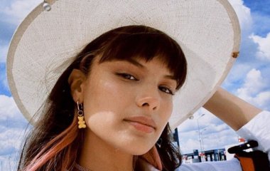 Мишель Андраде показала стройную фигуру в купальнике