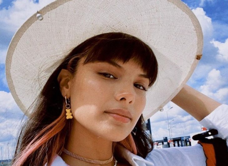 Мишель Андраде показала стройную фигуру в купальнике