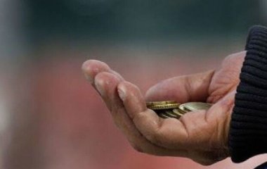 Жінка жебракувала і стала мільйонеркою: яку суму вона випросила