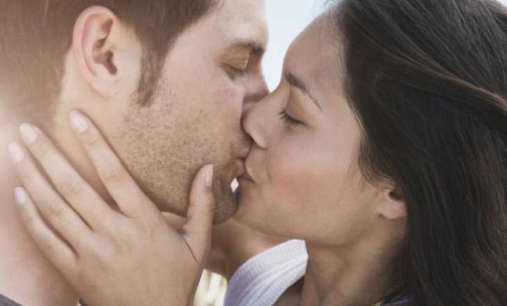 9 способов намекнуть парню на поцелуй