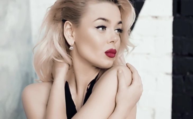 Алина Гросу похвасталась офисным нарядом