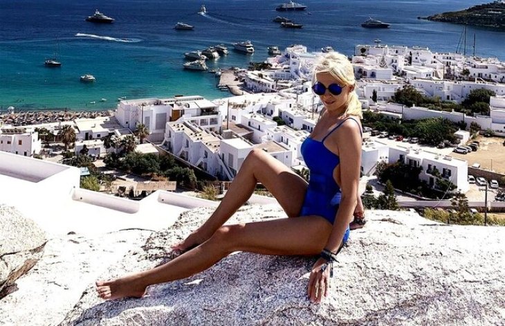 Яна Рудковская на отдыхе демонстрирует свои длинные ноги в коротком платье