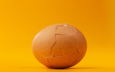 Забудьте про сіль і крижану воду: один простий трюк — і навіть свіжі яйця чистяться миттєво