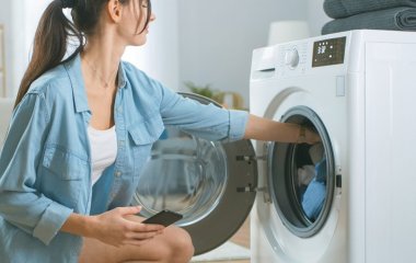 Пять способов сохранить цвет вещей во время стирки в машинке