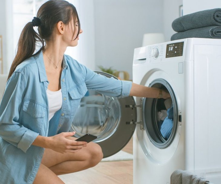 Пять способов сохранить цвет вещей во время стирки в машинке