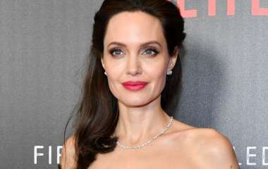 Анджелина Джоли посвятила эссе своей покойной матери