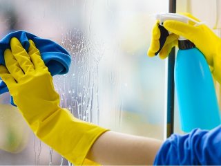 Як мити вікна без розводів: поради для отримання якісного результату