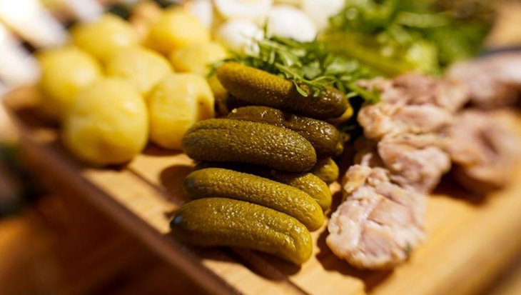 Онколог назвав небезпеку вживання маринованих овочів