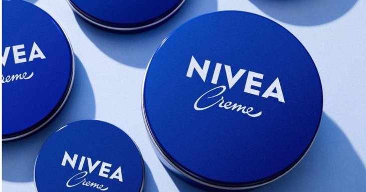 Крем у синій баночці Nivea знають усі: дерматологиня пояснила, для чого він підходить насправді