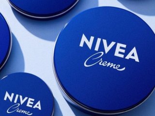 Крем у синій баночці Nivea знають усі: дерматологиня пояснила, для чого він підходить насправді
