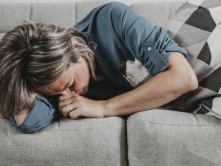 Все о тревожности: признаки, как с ней справиться и как себя успокоить во время войны
