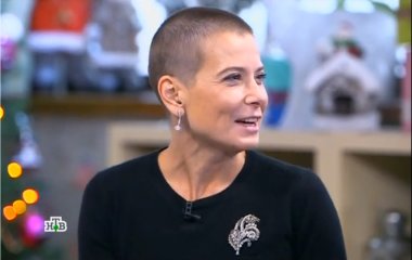 Юлия Высоцкая позировала в пальто цвета фуксии