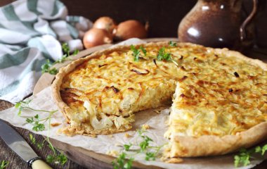 Луковый пирог с сыром заменит любые чипсы: быстрый рецепт за 45 минут