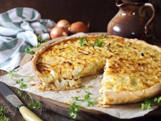 Луковый пирог с сыром заменит любые чипсы: быстрый рецепт за 45 минут