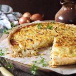 Луковый пирог с сыром заменит любые чипсы: быстрый рецепт за 45 минут