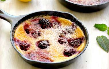 Клафути с ежевикой и лесным орехом