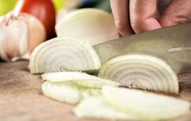 Як не плакати від цибулі: способи, які допоможуть нарізати її без сліз