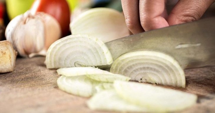 Як не плакати від цибулі: способи, які допоможуть нарізати її без сліз