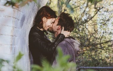 3 способа дотронуться до мужчины, чтобы у него мурашки по спине забегали