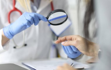 Лікар назвала дві ранні ознаки онкології, які помітні на руках