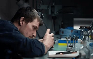 З Донеччини — на зап’ястя: фін створив унікальний годинник із уламків ворожої техніки