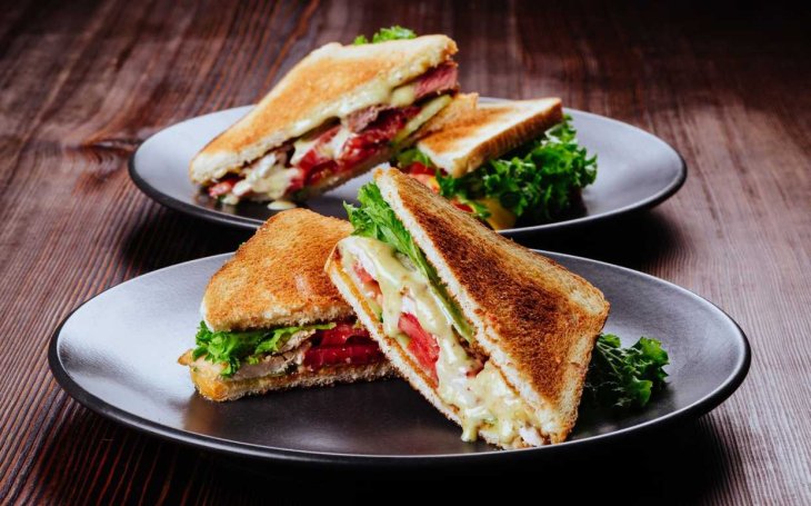 Французский шик: готовим пикантный сэндвич с зеленью и ветчиной