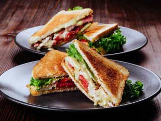 Французский шик: готовим пикантный сэндвич с зеленью и ветчиной