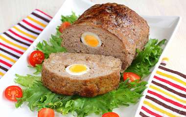 Мясной рулет с яйцом, запеченный в фольге