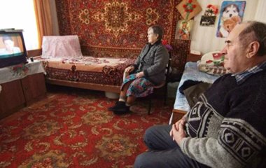 Психолог порадила літнім менше дивитися телевізор у самоізоляції