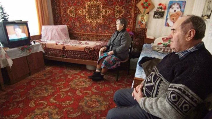 Психолог порадила літнім менше дивитися телевізор у самоізоляції
