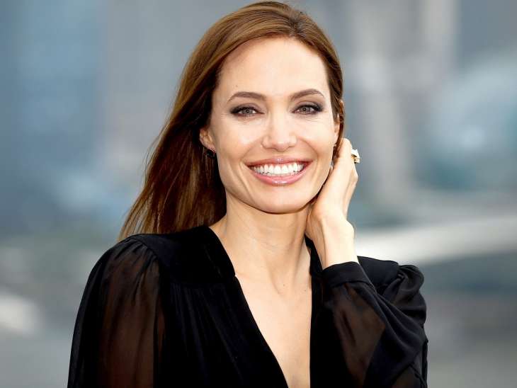 Анджелина Джоли на прогулке с дочерью Вивьен в Лос-Анджелесе