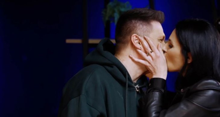 Маша Ефросинина публично поцеловала Валика Михиенко на съемках