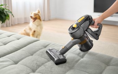 Сети насмешила собака, которая обожает пылесос (ВИДЕО)