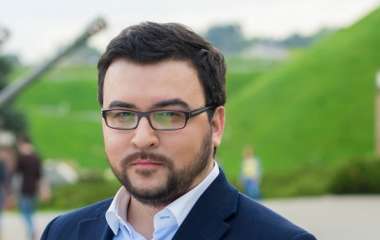 Руслан Сеничкин съел настоящих червей