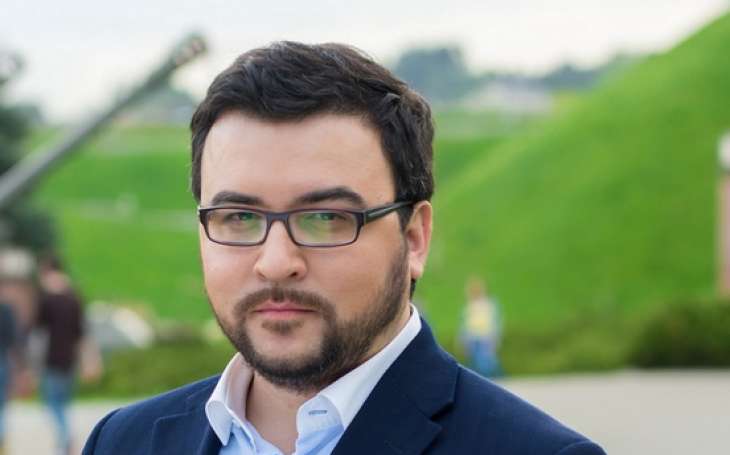 Руслан Сеничкин съел настоящих червей