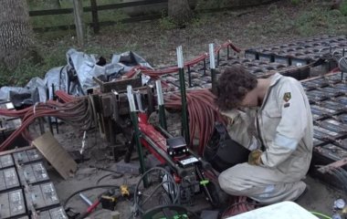 Видовищний вибух: ютубер під’єднав 400 автоакумуляторів і створив мільйони ват енергії — відео