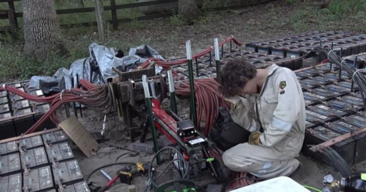 Видовищний вибух: ютубер під’єднав 400 автоакумуляторів і створив мільйони ват енергії — відео