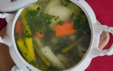 Українці додають цей овоч до супів, але він може перетворити їх на отруту: ви б навіть не здогадалися