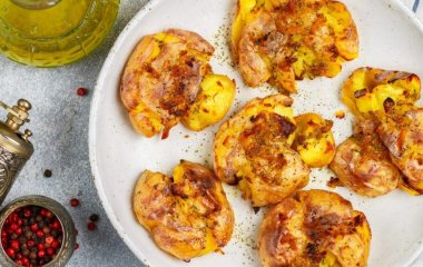 Дуже смачна і ароматна картопля в часниковій олії, запечена в духовці.